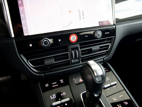 Certified 2025 Porsche Macan GTS AWD/4WD image 18