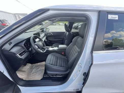 New 2025 Mitsubishi Outlander SE image 11