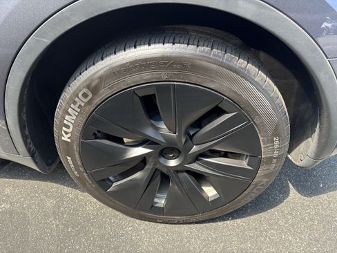 Used 2023 Tesla Model Y AWD image 27