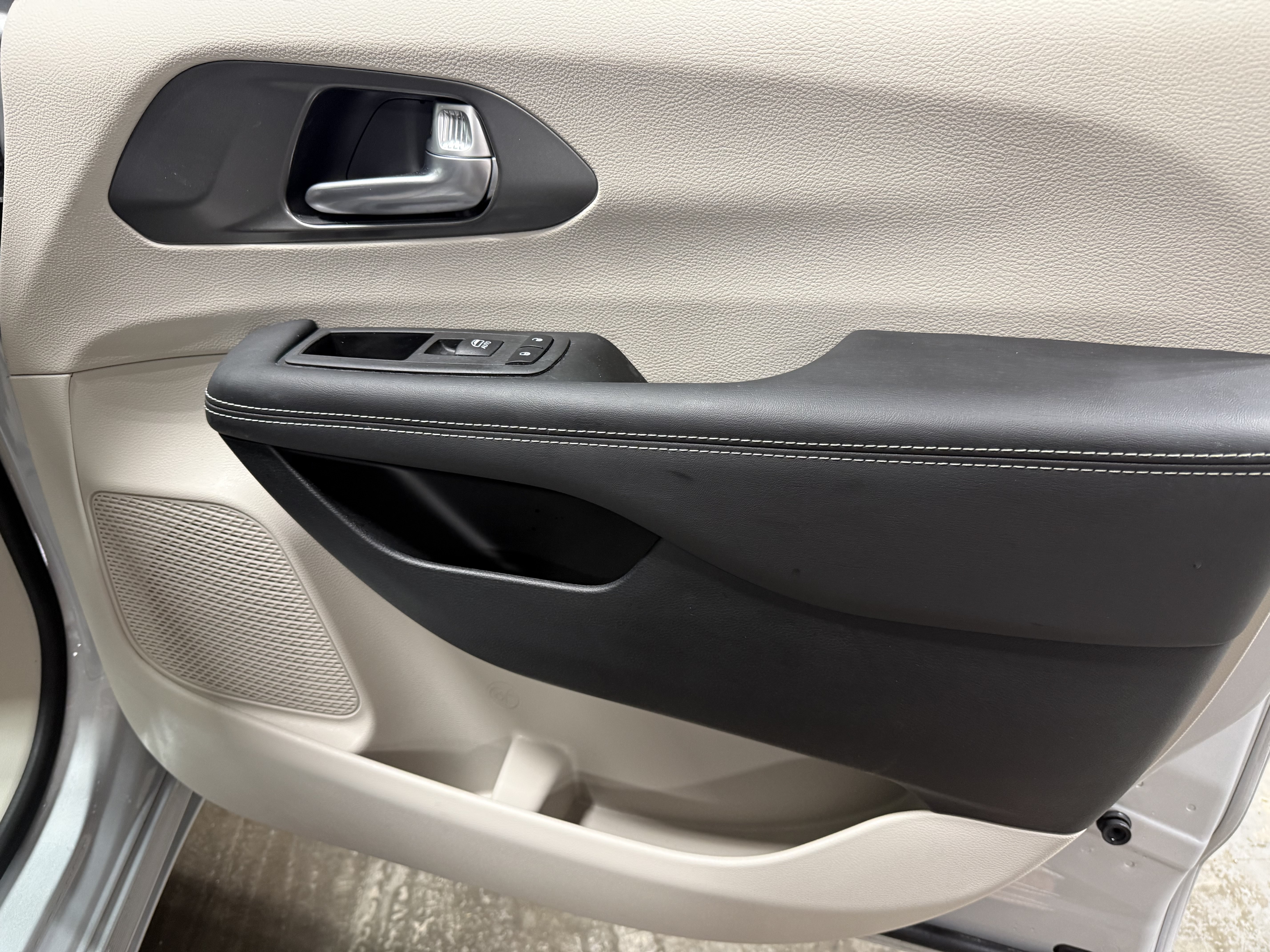 Used 2024 Chrysler Pacifica Touring-L w/ Uconnect Theater Family Group AWD/4WD image 9