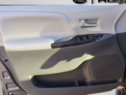 Used 2019 Toyota Sienna XLE image 14
