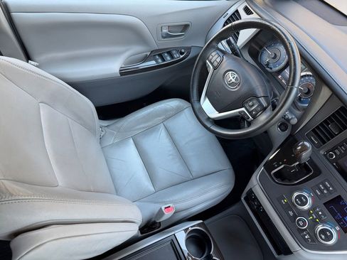 Used 2019 Toyota Sienna XLE FWD image 15