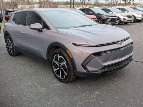 Certified 2025 Chevrolet Equinox EV LT image 2