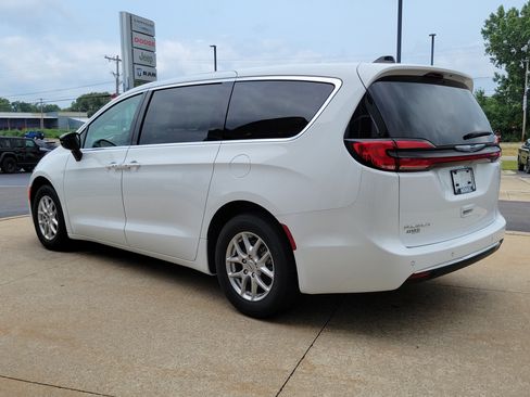 Used 2024 Chrysler Pacifica Touring-L FWD image 3