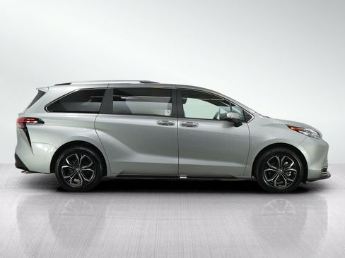 Used 2025 Toyota Sienna Platinum AWD/4WD image 8