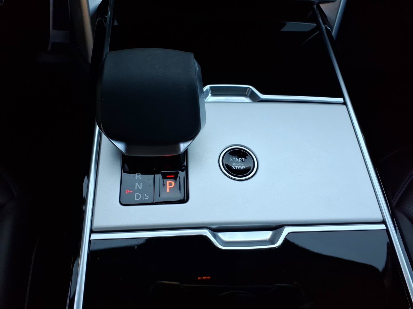 Certified 2025 Land Rover Range Rover SE AWD/4WD image 13