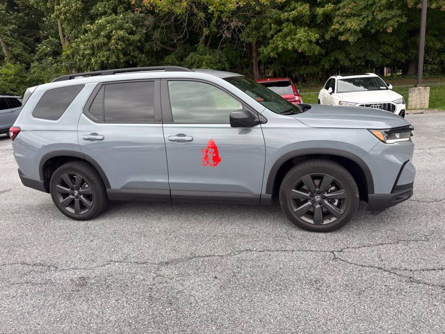 Used 2025 Honda Pilot Sport image 2