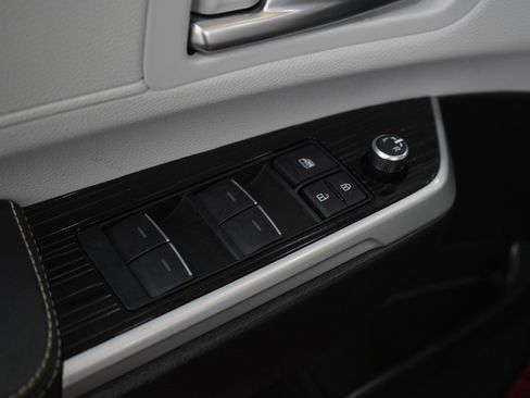 Used 2025 Toyota Sienna XSE FWD image 22