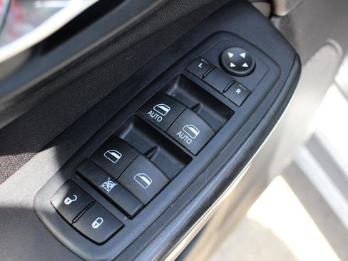 Used 2017 Jeep Cherokee Latitude w/ Cold Weather Group AWD/4WD image 12