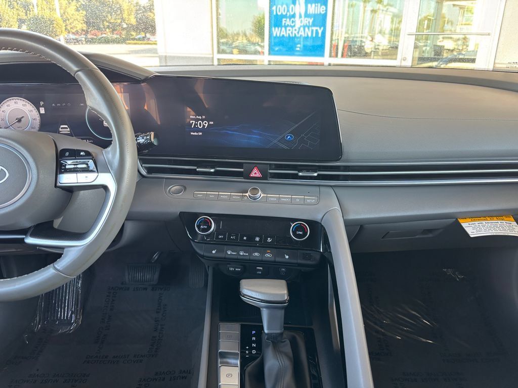 Used 2025 Hyundai Elantra SEL FWD image 13