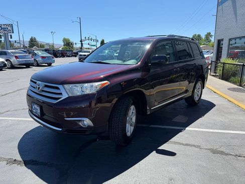 Used 2013 Toyota Highlander Plus AWD/4WD image 3