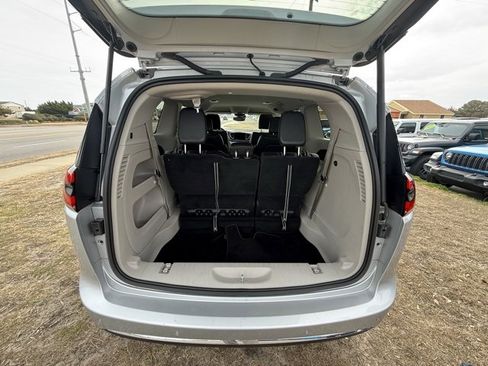 Certified 2024 Chrysler Pacifica Touring-L image 15