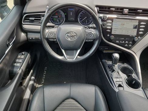 Used 2020 Toyota Camry SE w/ Sunroof Package FWD image 11