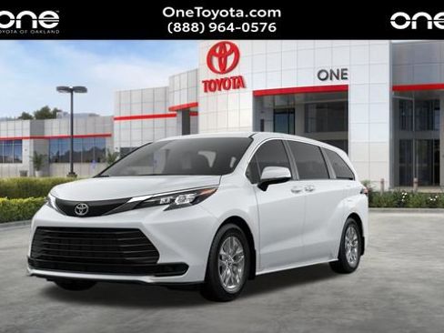 New 2026 Toyota Sienna LE FWD image 2