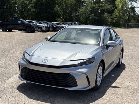 Used 2025 Toyota Camry LE w/ Convenience Package image 7