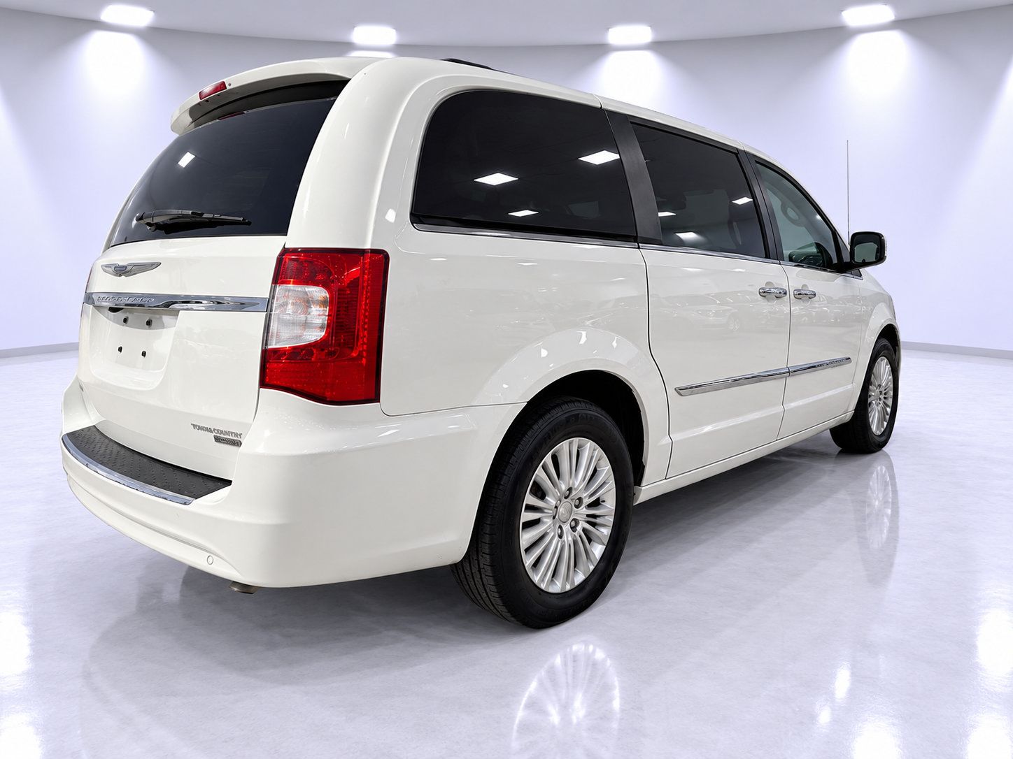 Used 2013 Chrysler Town & Country Limited FWD image 6