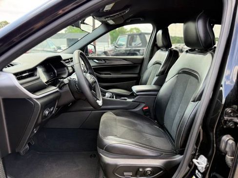 Used 2025 Jeep Grand Cherokee Altitude AWD/4WD image 12