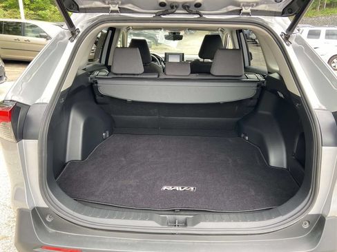 Used 2019 Toyota RAV4 XLE w/ Convenience Package FWD image 10