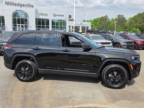 Used 2025 Jeep Grand Cherokee Altitude RWD image 13