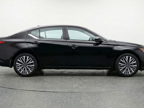 Used 2025 Nissan Altima 2.5 SV image 11