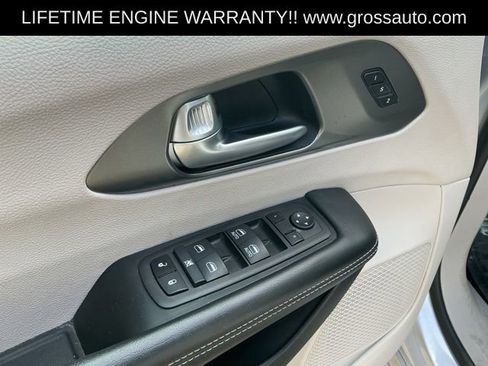 Used 2024 Chrysler Pacifica Touring-L FWD image 9
