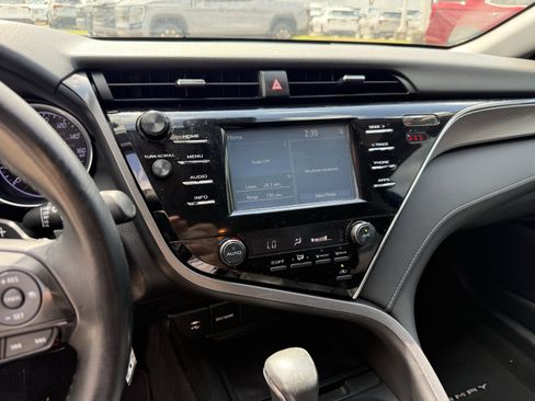 Used 2018 Toyota Camry SE FWD image 19