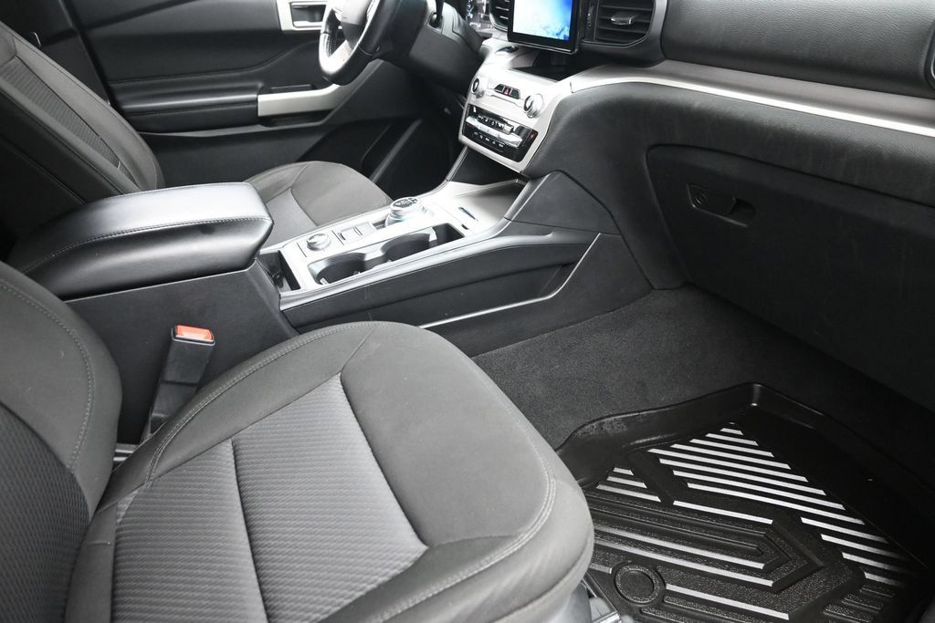 Used 2023 Ford Explorer XLT AWD/4WD image 9
