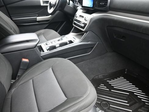 Used 2023 Ford Explorer XLT AWD/4WD image 9