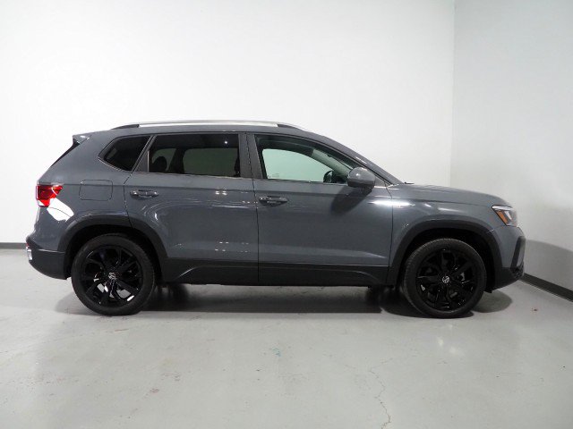 Used 2023 Volkswagen Taos SE w/ Sunroof Package w/ Panoramic Sunroof Package FWD image 4