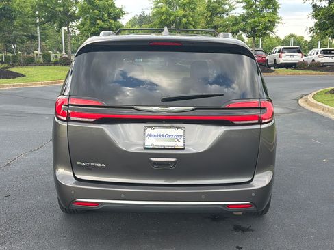 Used 2021 Chrysler Pacifica Touring-L FWD image 8