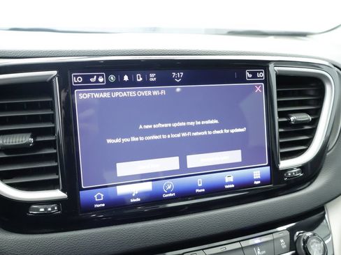 Certified 2023 Chrysler Pacifica Touring-L FWD image 33