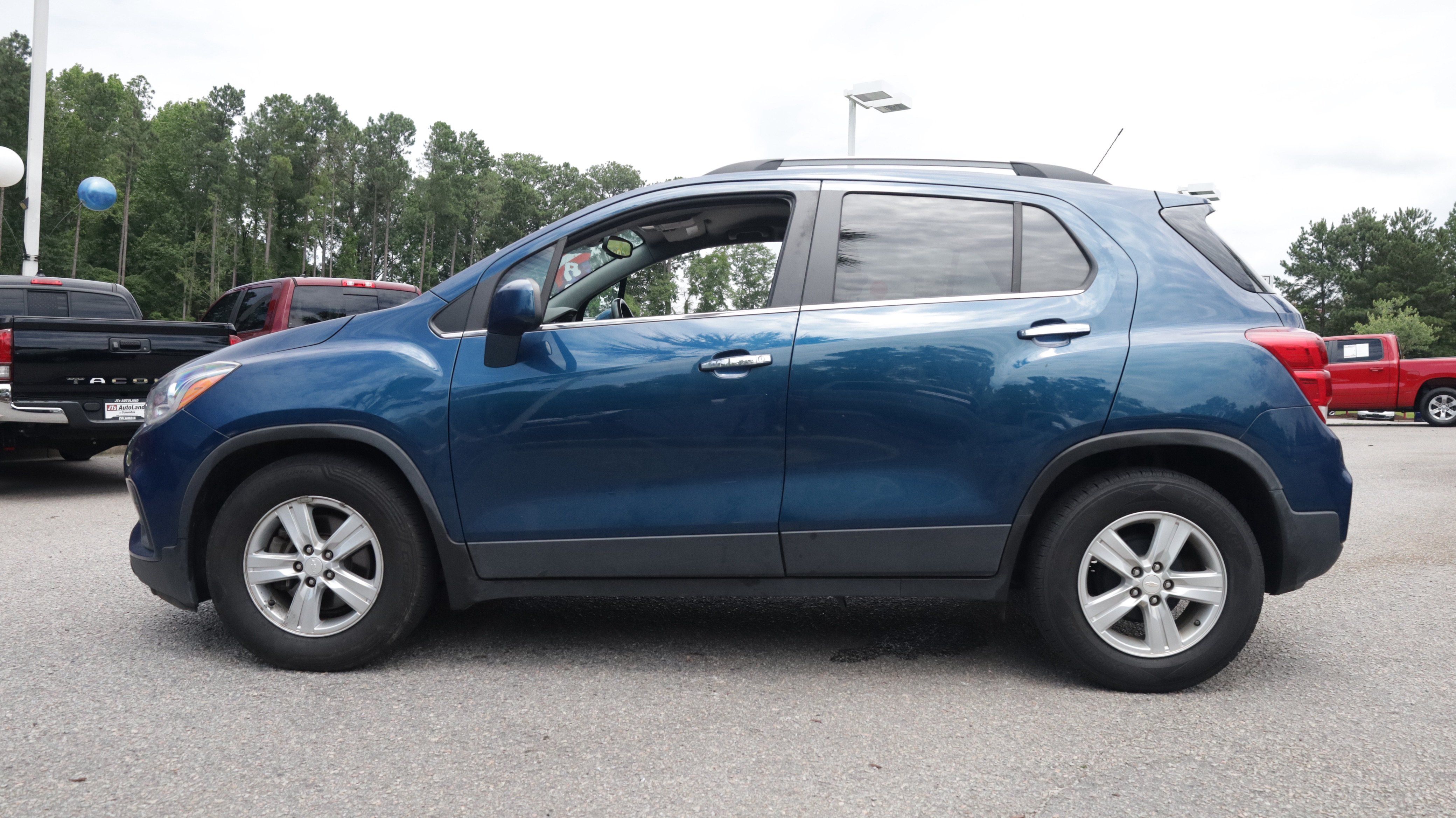 Used 2020 Chevrolet Trax LT w/ LT Convenience Package FWD image 2