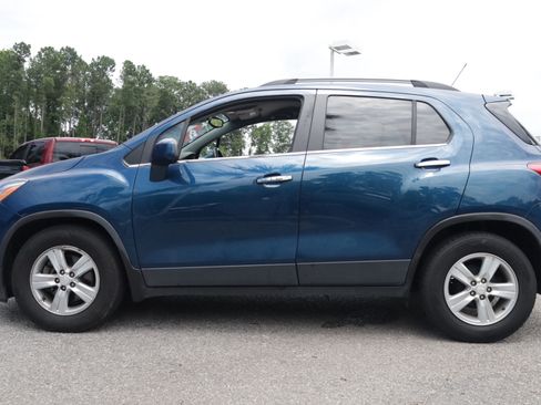 Used 2020 Chevrolet Trax LT w/ LT Convenience Package FWD image 2