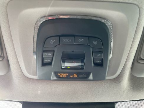 Used 2023 Toyota Corolla Cross XLE image 19