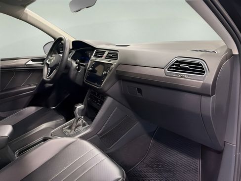 Used 2022 Volkswagen Tiguan SE w/ Panoramic Sunroof Package FWD image 13
