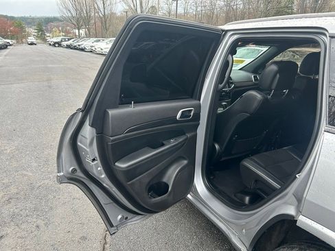 Used 2019 Jeep Grand Cherokee Altitude AWD/4WD image 17
