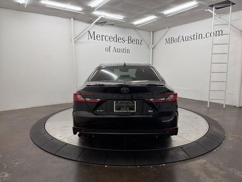 Used 2025 Toyota Camry SE image 4