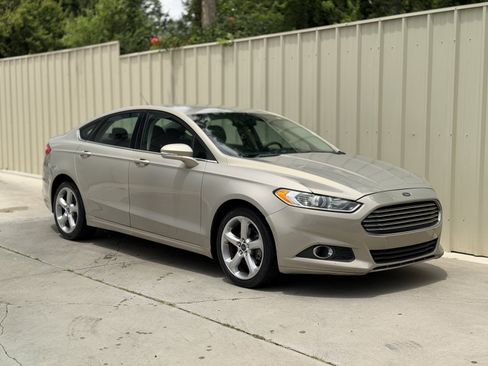 Used 2015 Ford Fusion SE w/ Equipment Group 201A FWD image 3