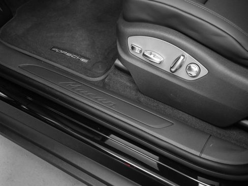 Used 2025 Porsche Macan image 24