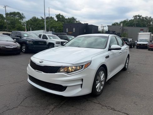 Used 2018 Kia Optima LX w/ 17" Alloy Wheels Package FWD image 4