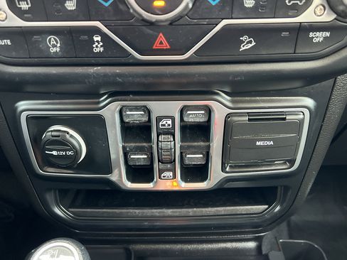 Used 2018 Jeep Wrangler Unlimited Sahara w/ Cold Weather Group image 26