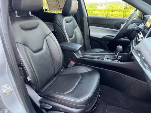 Used 2024 Jeep Compass Latitude w/ Sun and Sound Group AWD/4WD image 30