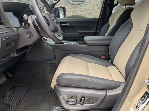 Used 2025 Lexus GX 550 w/ Accessory Package (CT) AWD/4WD image 5