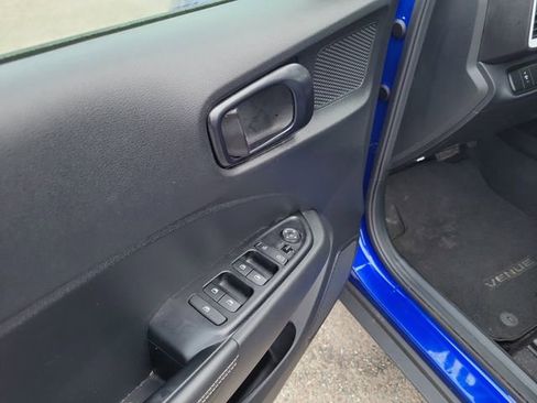 Used 2025 Hyundai Venue Limited image 11