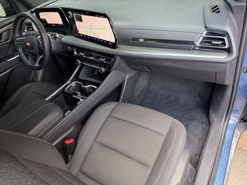 Used 2025 Chevrolet Traverse LT FWD image 19