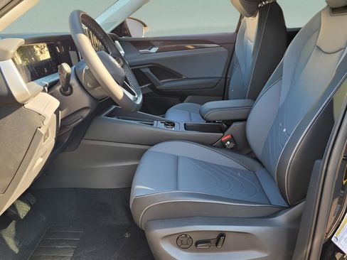 New 2025 Volkswagen Tiguan SE image 12