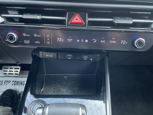 Certified 2023 Kia Niro EX Touring image 17