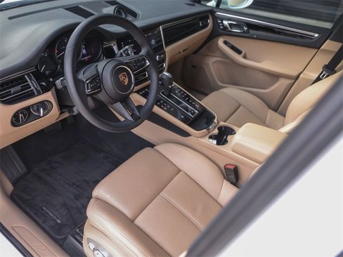 Used 2025 Porsche Macan image 4