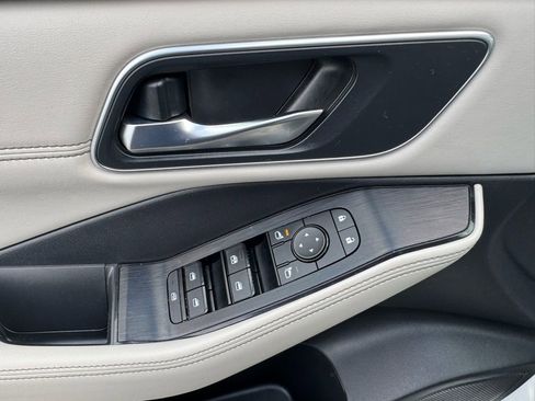 Used 2021 Nissan Rogue SV w/ Premium Package image 18