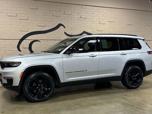 Used 2023 Jeep Grand Cherokee L Limited w/ Black Appearance Package image 9